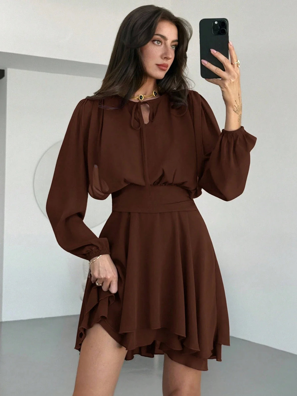 Vestido Curto Acinturado com Manga Longa