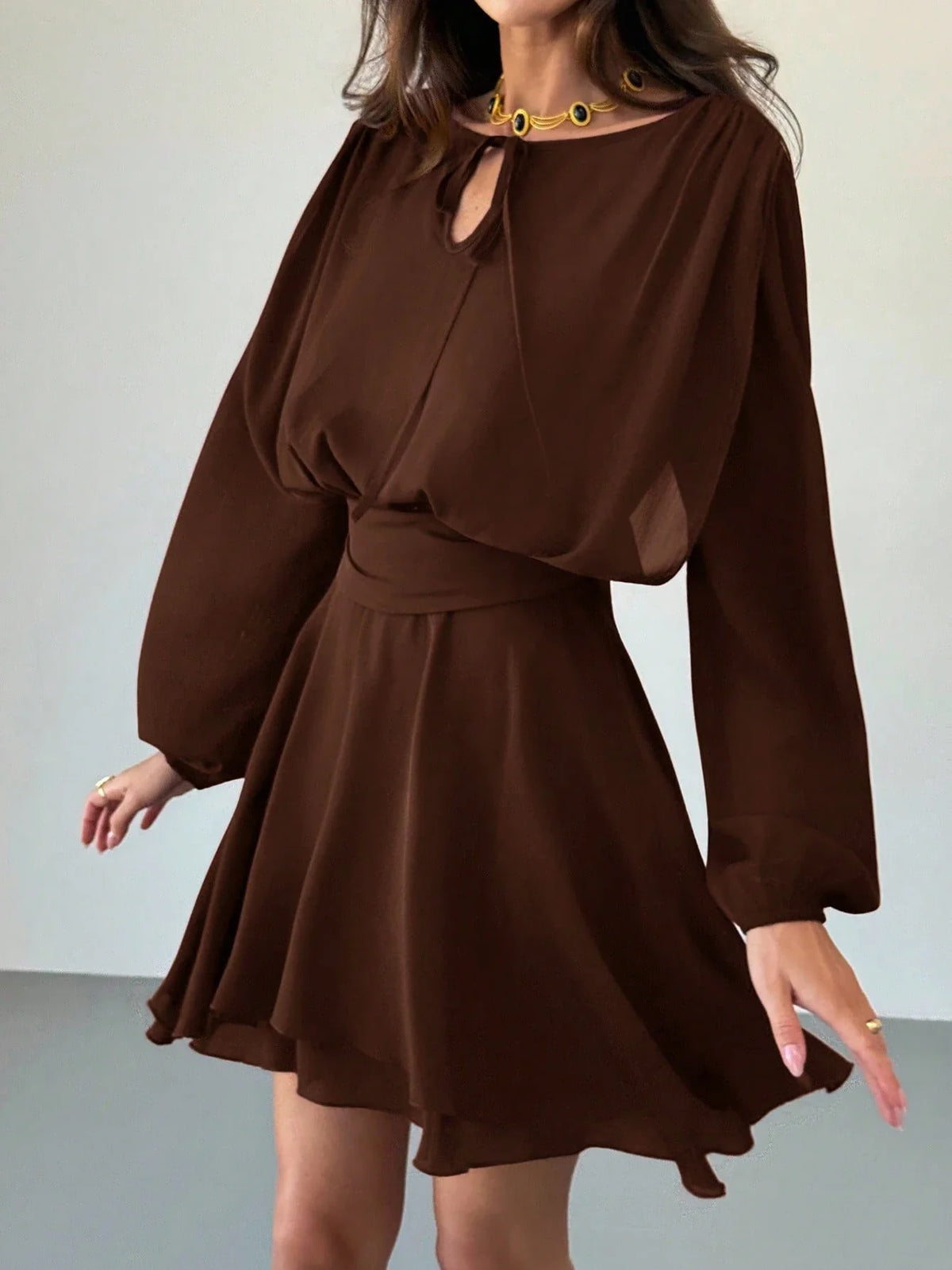 Vestido Curto Acinturado com Manga Longa