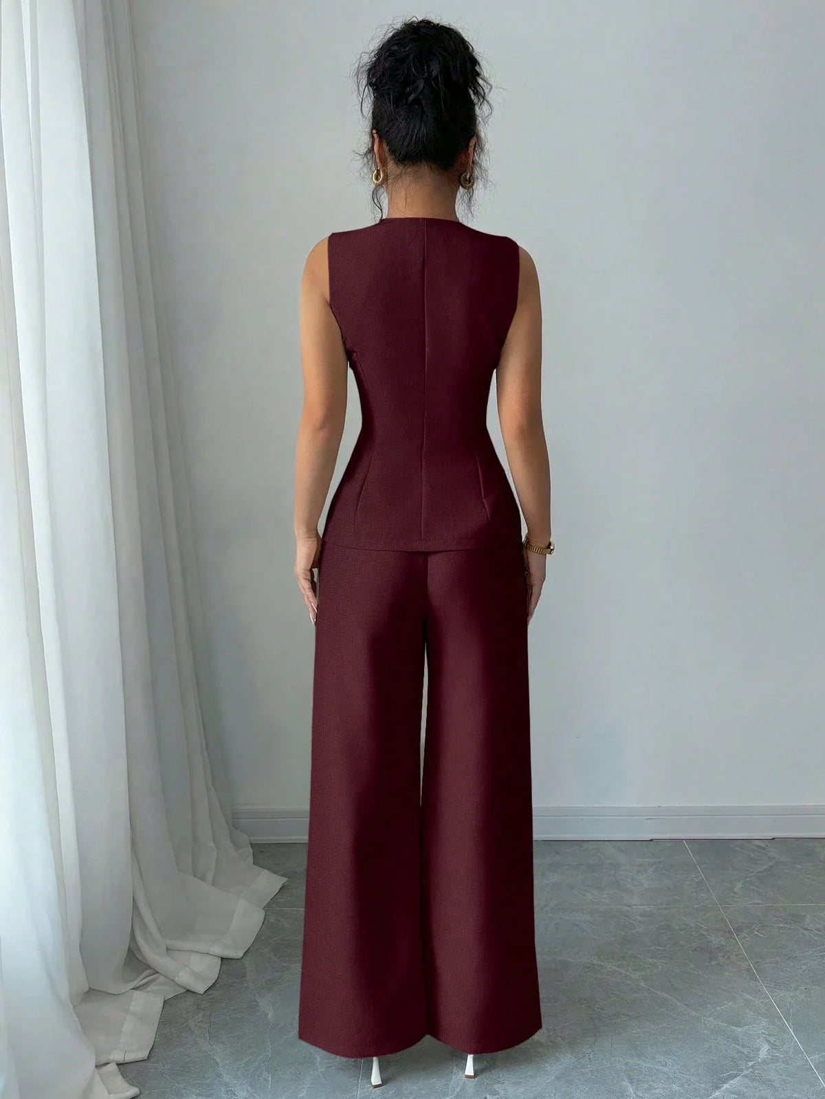 Conjunto Feminino Alfaiataria com Colete Alongado e Calça Pantalona