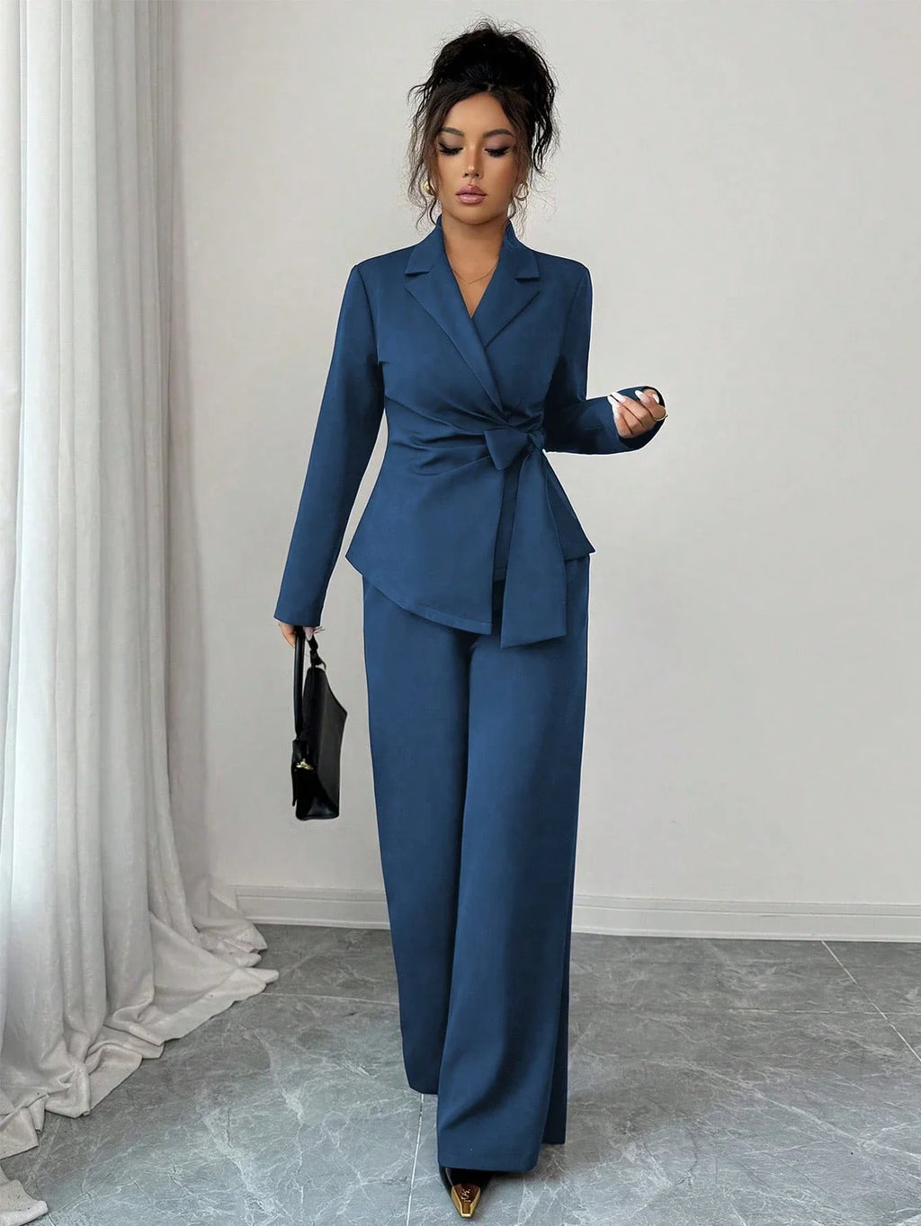 Conjunto Feminino Alfaiataria com Blazer Acinturado e Calça Pantalona