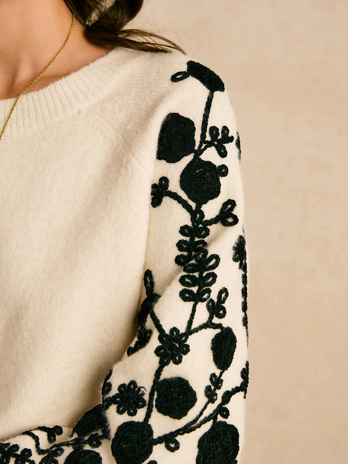 Suéter Feminino de Tricô com Bordado Floral