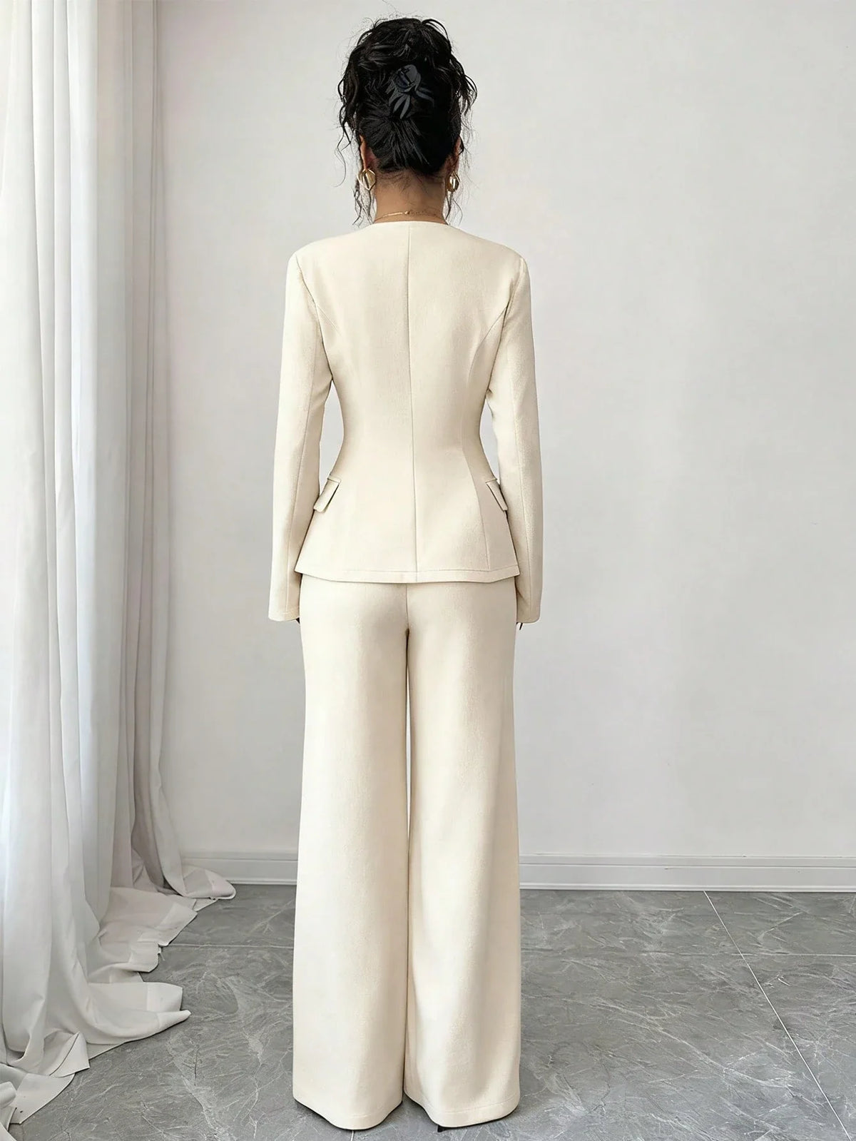 Conjunto Feminino Alfaiataria com Blazer Acinturado e Calça Pantalona