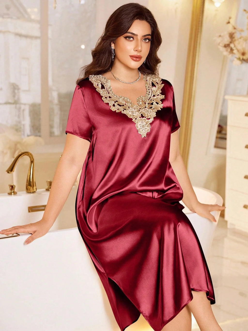 Camisola Longa Plus Size de Cetim com Bordado Elegante