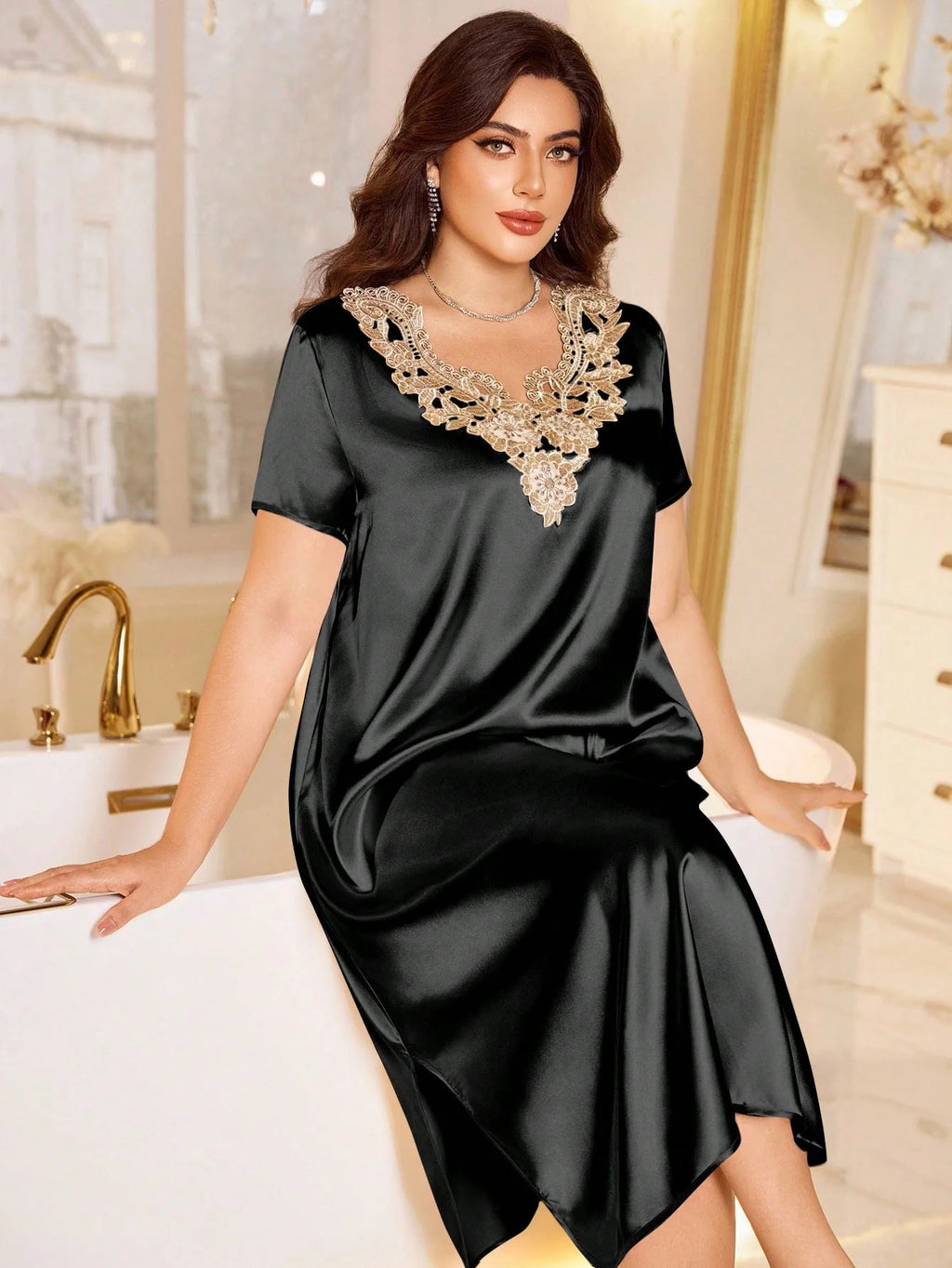 Camisola Longa Plus Size de Cetim com Bordado Elegante