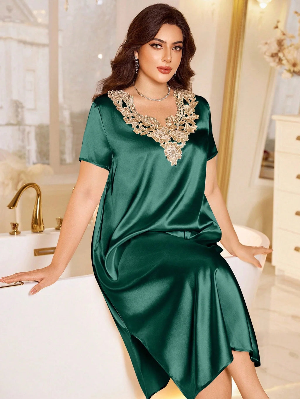 Camisola Longa Plus Size de Cetim com Bordado Elegante