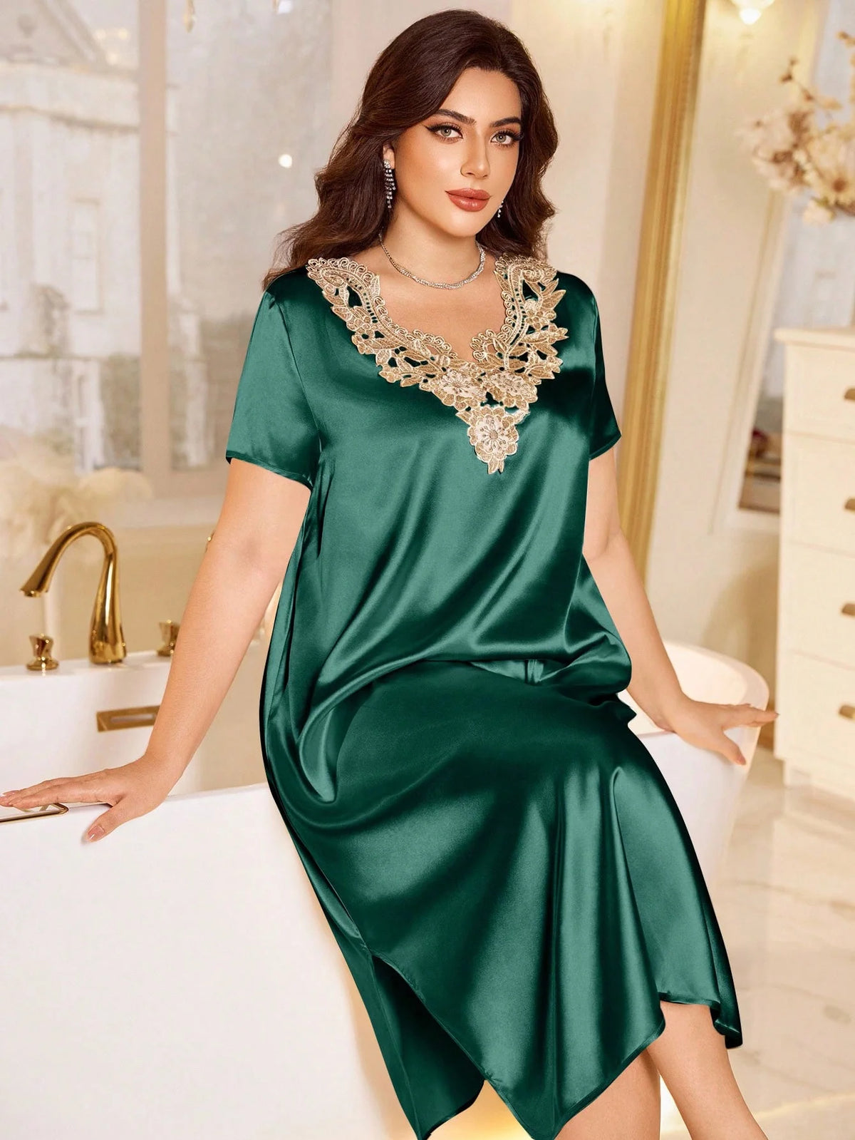 Camisola Longa Plus Size de Cetim com Bordado Elegante