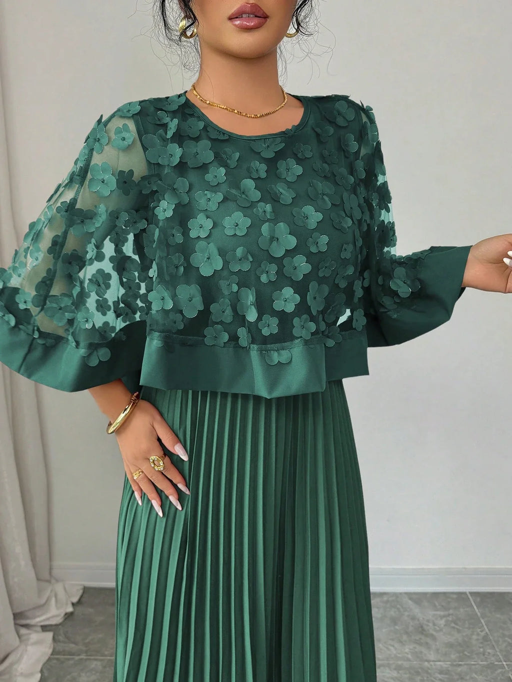 Vestido Midi para Festa com Renda Floral e Saia Plissada