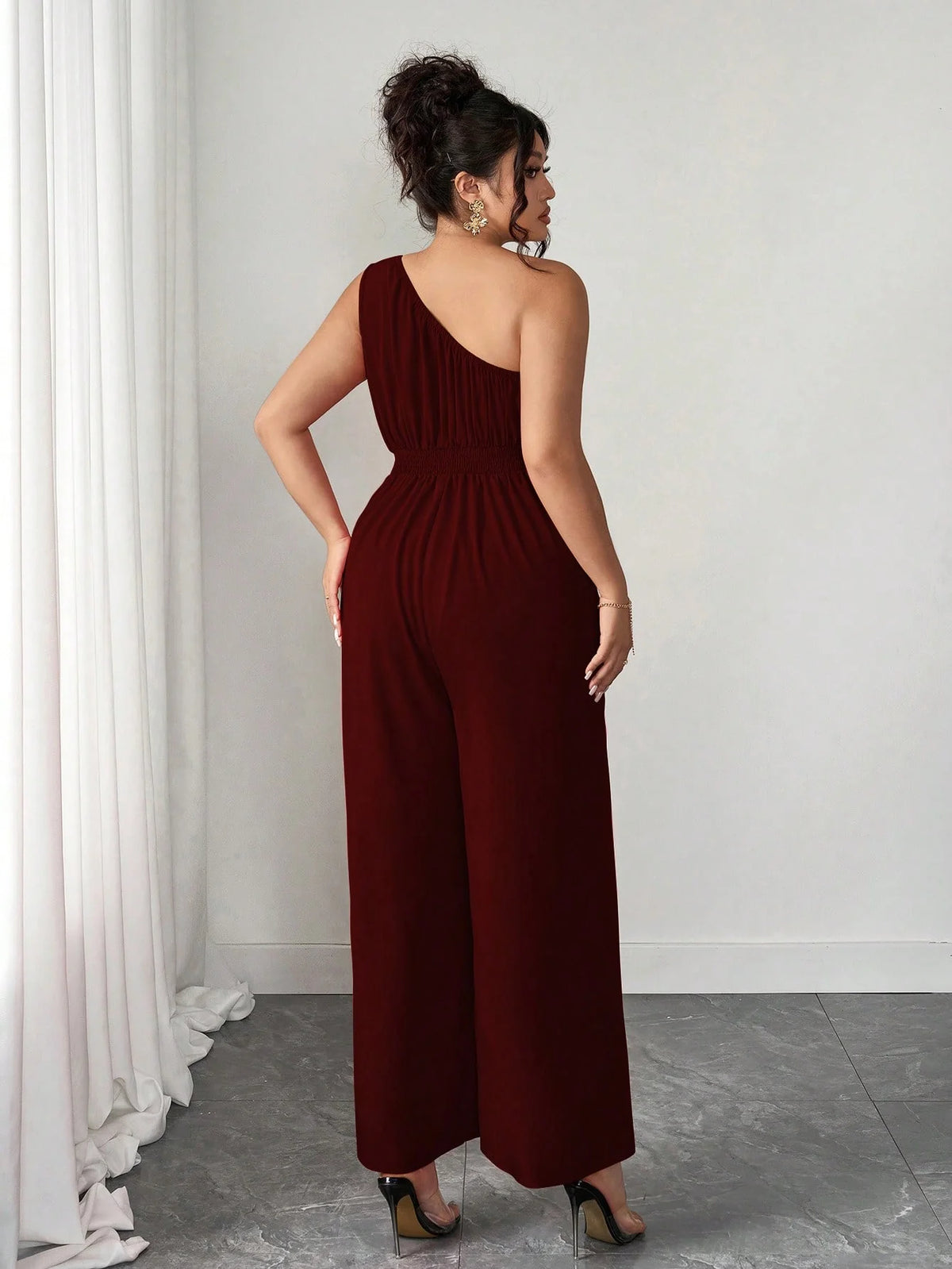 Macacão Plus Size Pantalona Assimétrico com Flor no Ombro