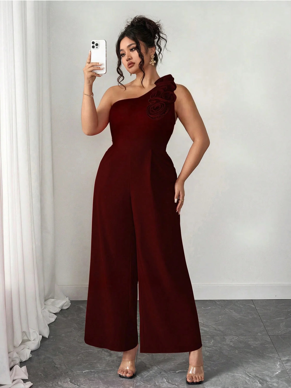 Macacão Plus Size Pantalona Assimétrico com Flor no Ombro