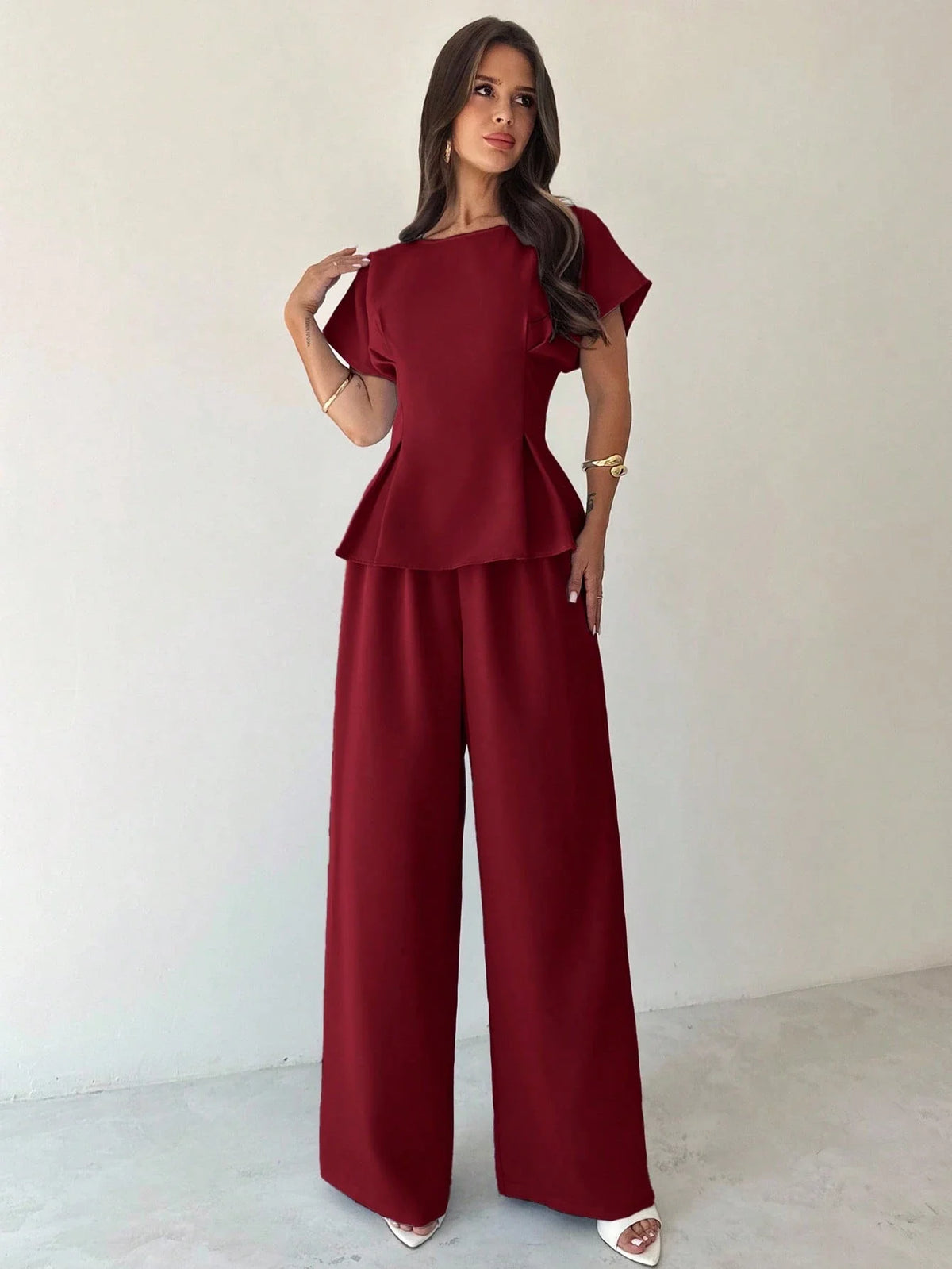 Conjunto Feminino Elegante com Blusa Acinturada e Calça Pantalona