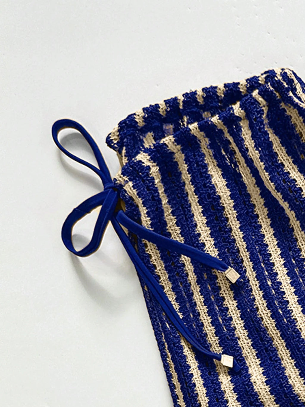 Biquíni de Crochê Listrado com Calça Saída de Praia