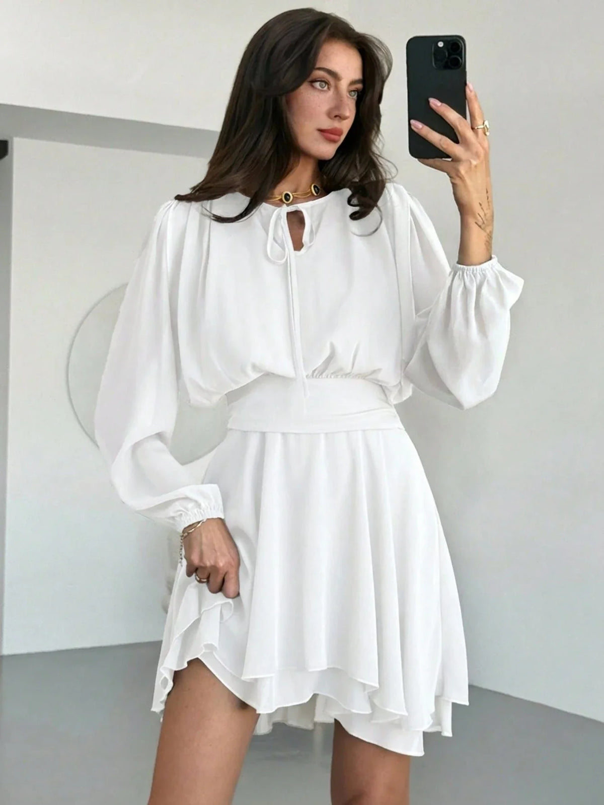 Vestido Curto Acinturado com Manga Longa