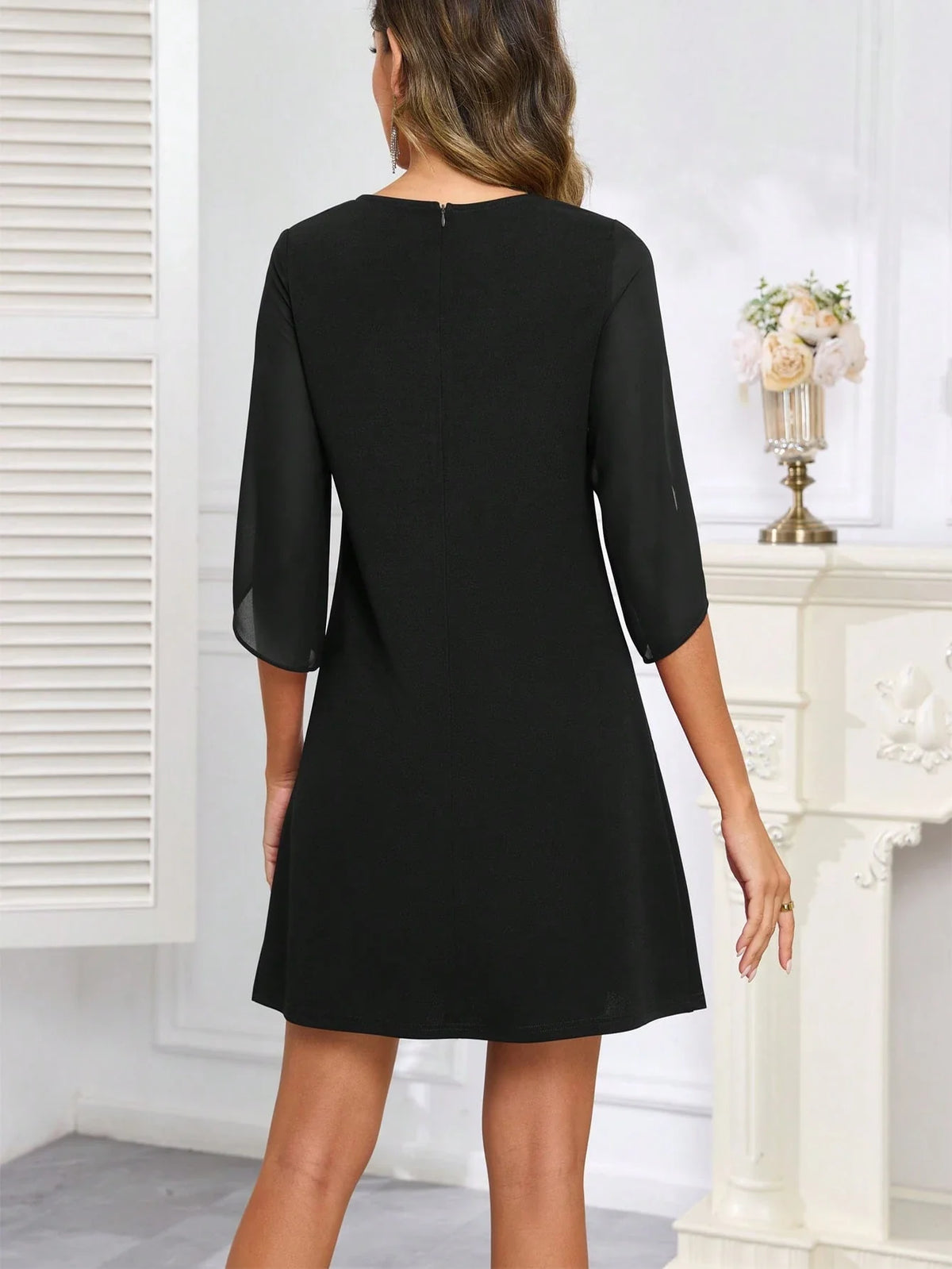 Vestido Curto Elegante com Manga Fluida