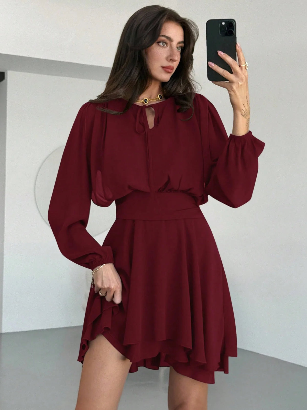 Vestido Curto Acinturado com Manga Longa
