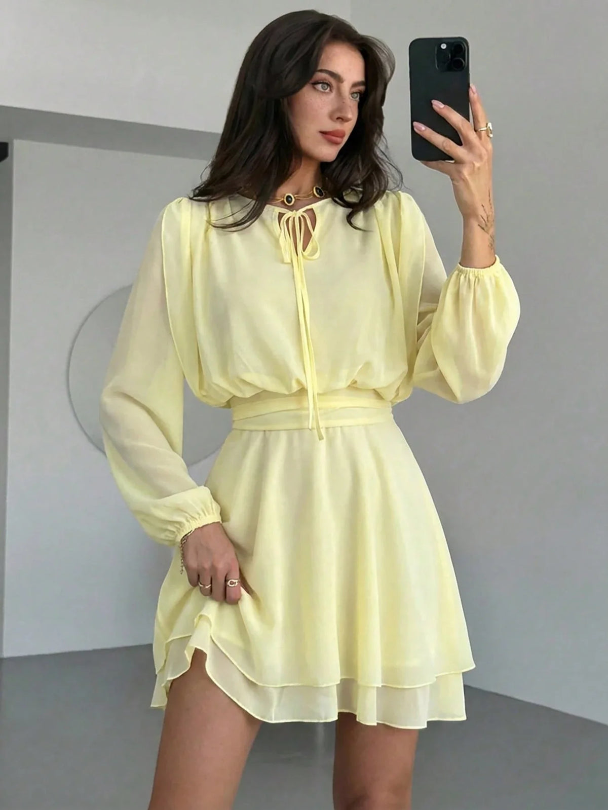 Vestido Curto Acinturado com Manga Longa