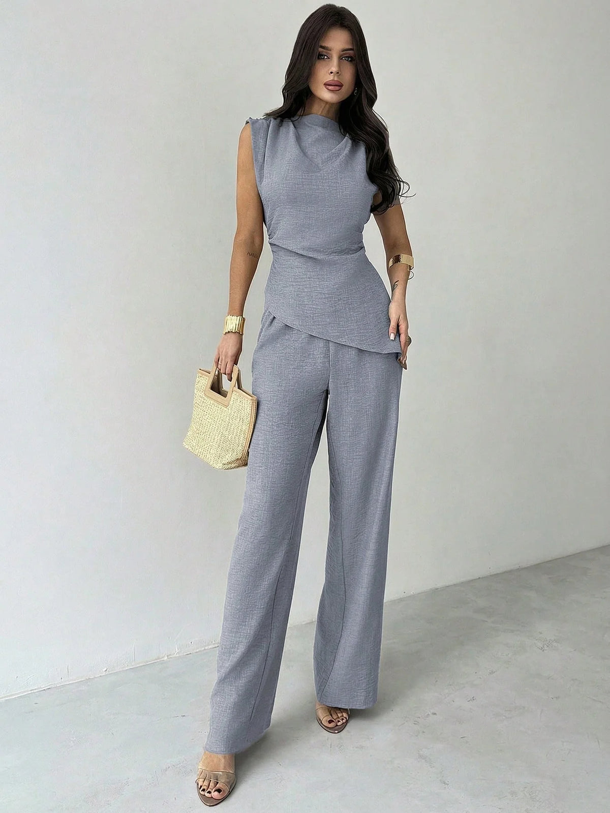Conjunto Feminino Elegante com Blusa Assimétrica e Calça Pantalona