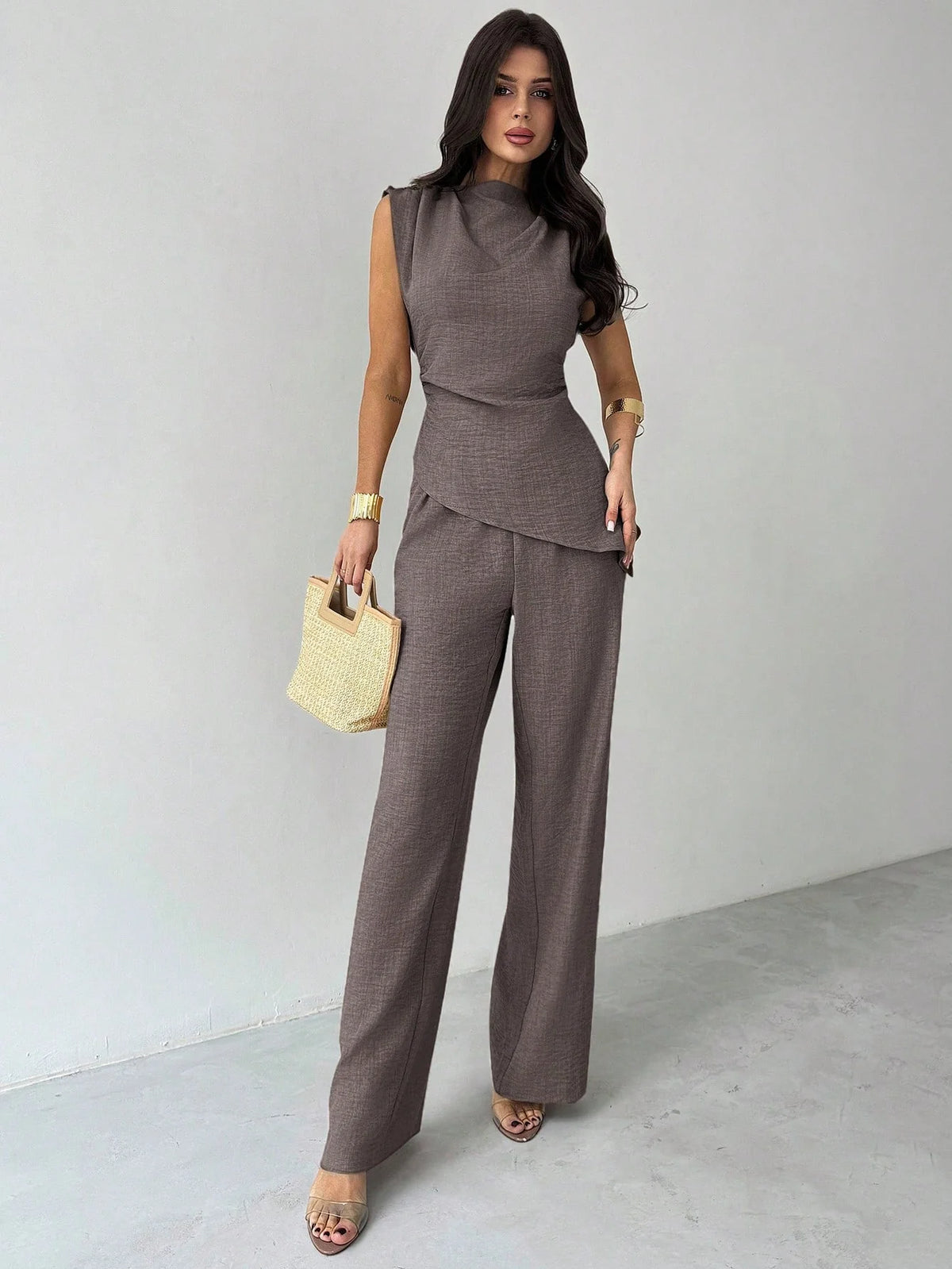 Conjunto Feminino Elegante com Blusa Assimétrica e Calça Pantalona