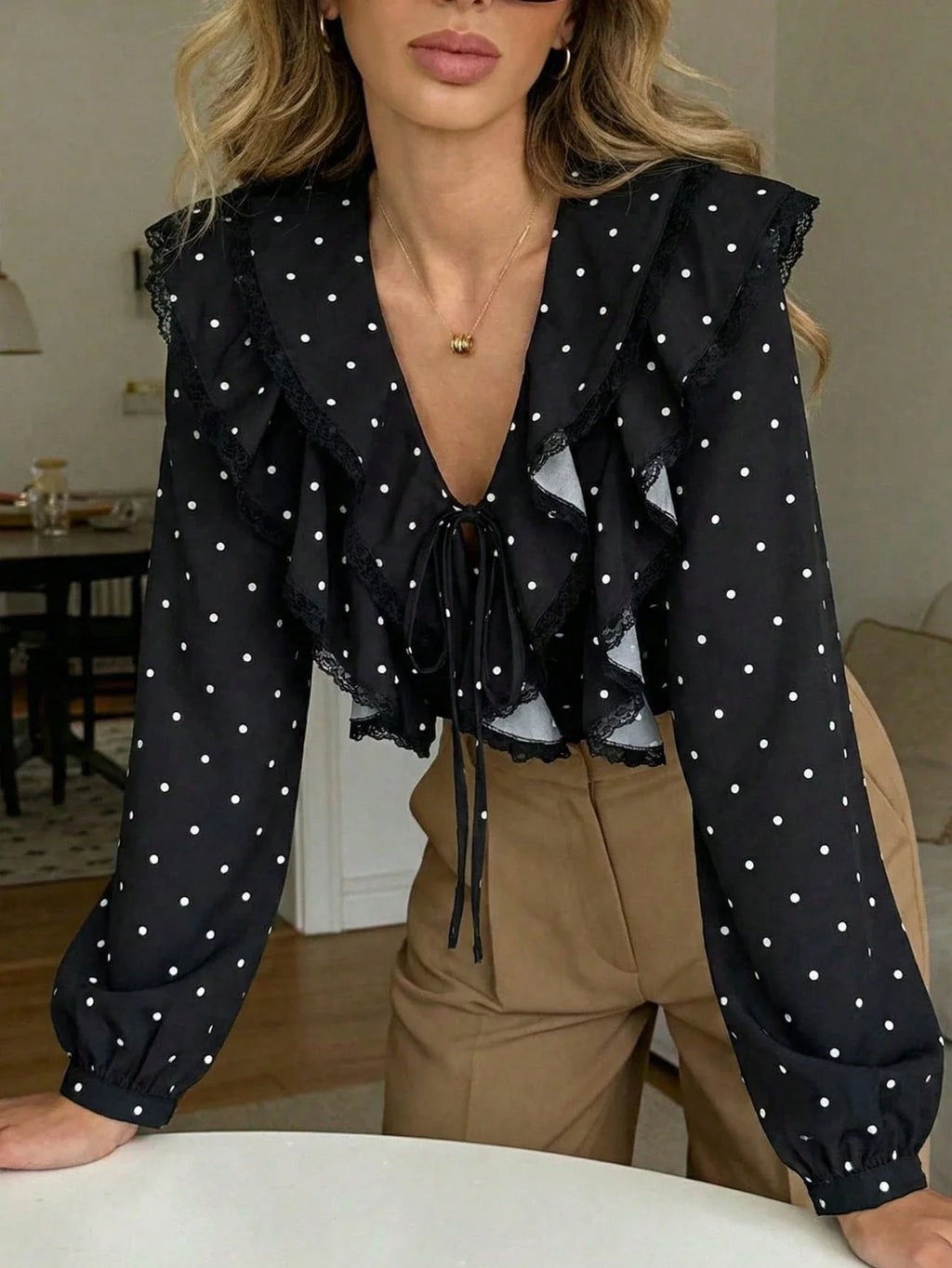 Camisa Feminina Elegante com Babado Poá