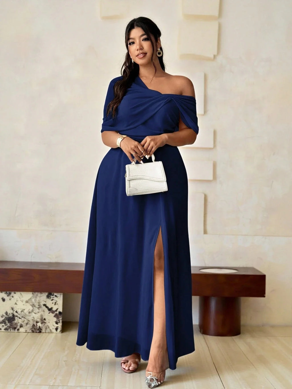 Vestido Longo Festa Convidada Plus Size Assimétrico em Chiffon com Fenda