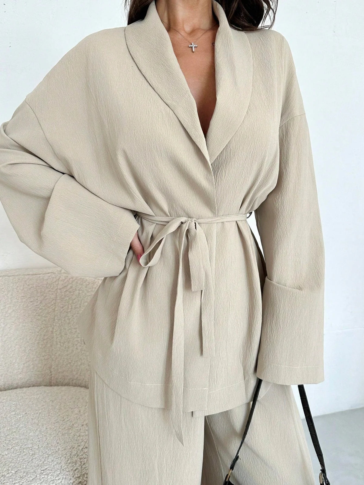 Conjunto Feminino Elegante com Blusa Transpassada e Calça Pantalona