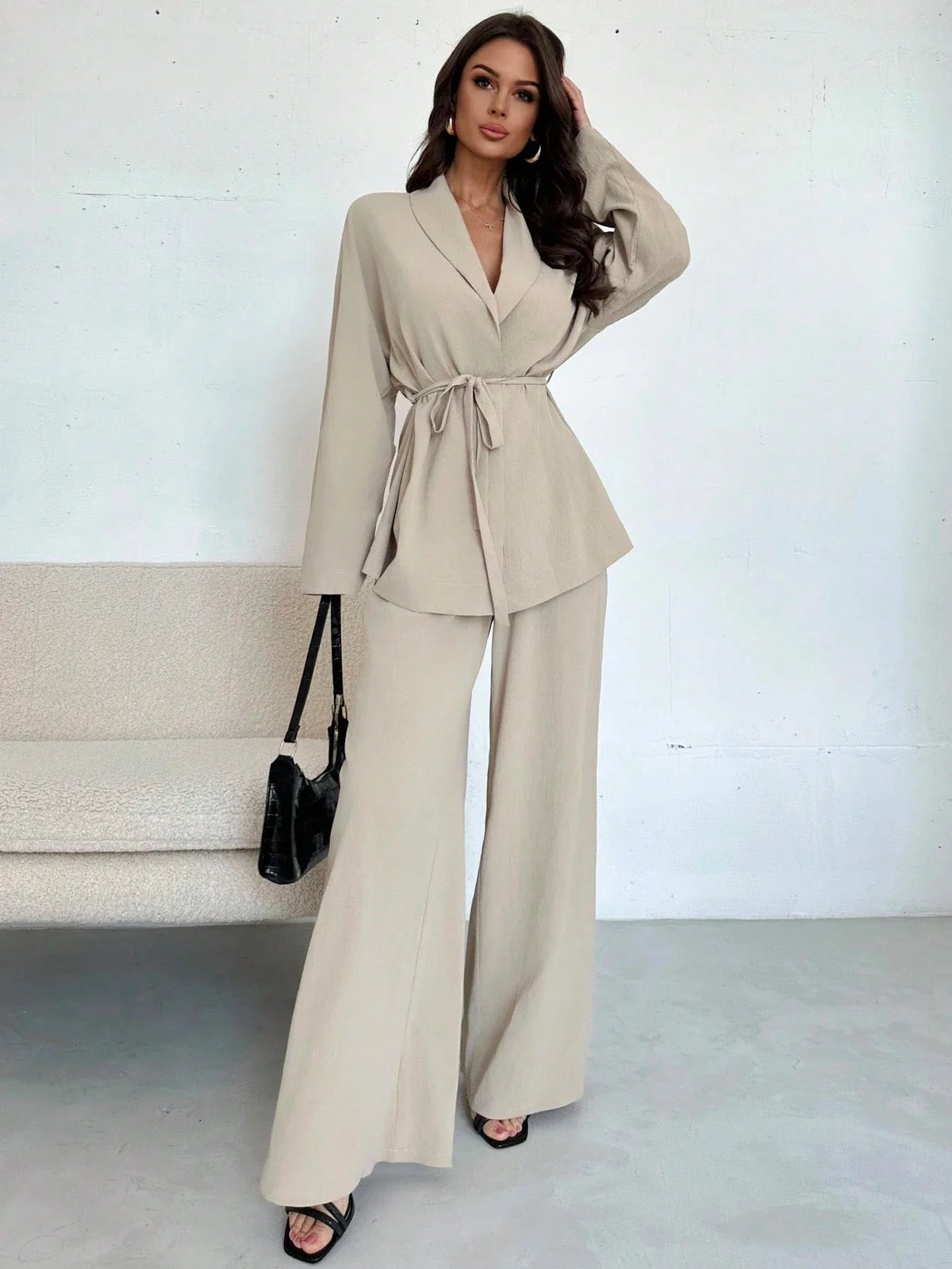 Conjunto Feminino Elegante com Blusa Transpassada e Calça Pantalona