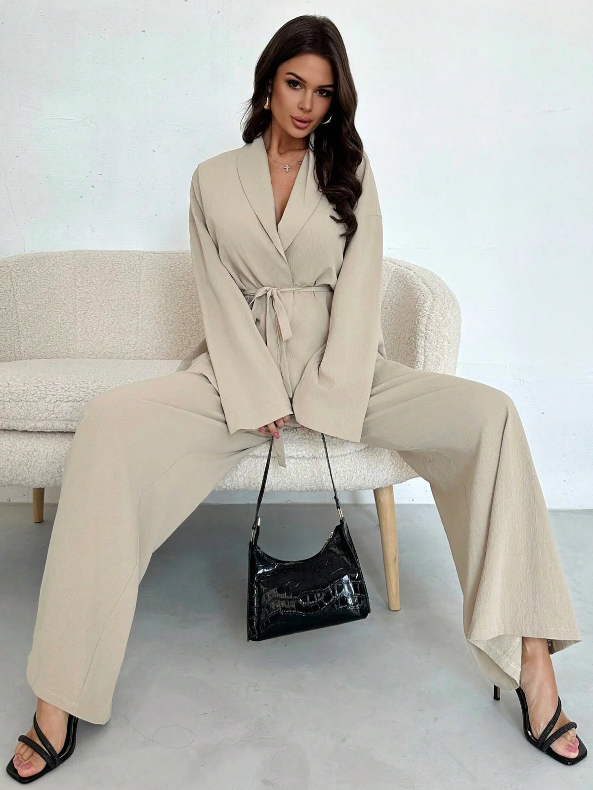 Conjunto Feminino Elegante com Blusa Transpassada e Calça Pantalona