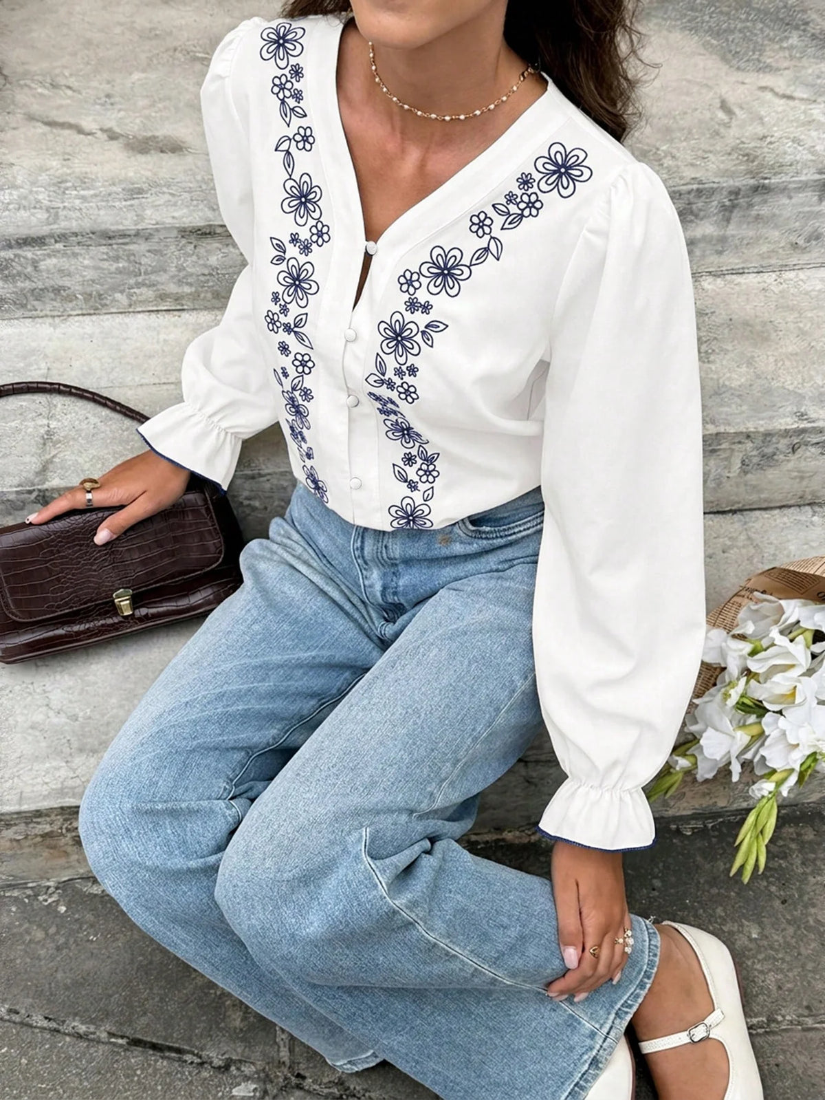 Camisa Feminina Casual Elegante de Manga Longa com Bordado e Botões
