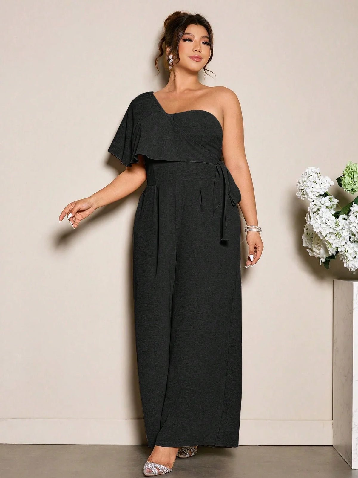 Macacão Plus Size Assimétrico Pantalona com Amarração na Cintura