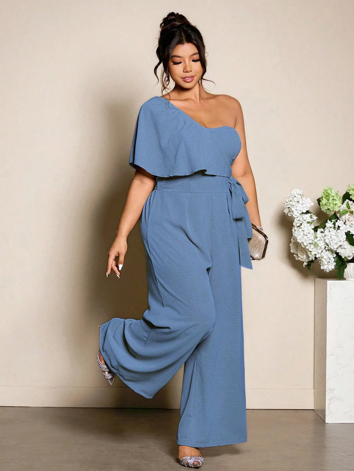 Macacão Plus Size Assimétrico Pantalona com Amarração na Cintura