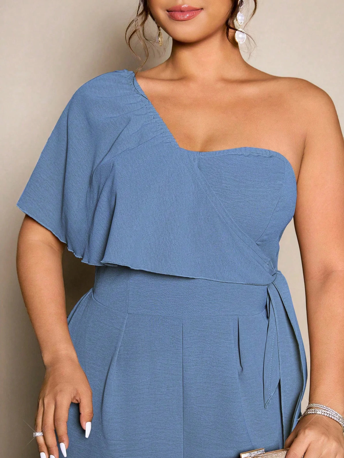 Macacão Plus Size Assimétrico Pantalona com Amarração na Cintura
