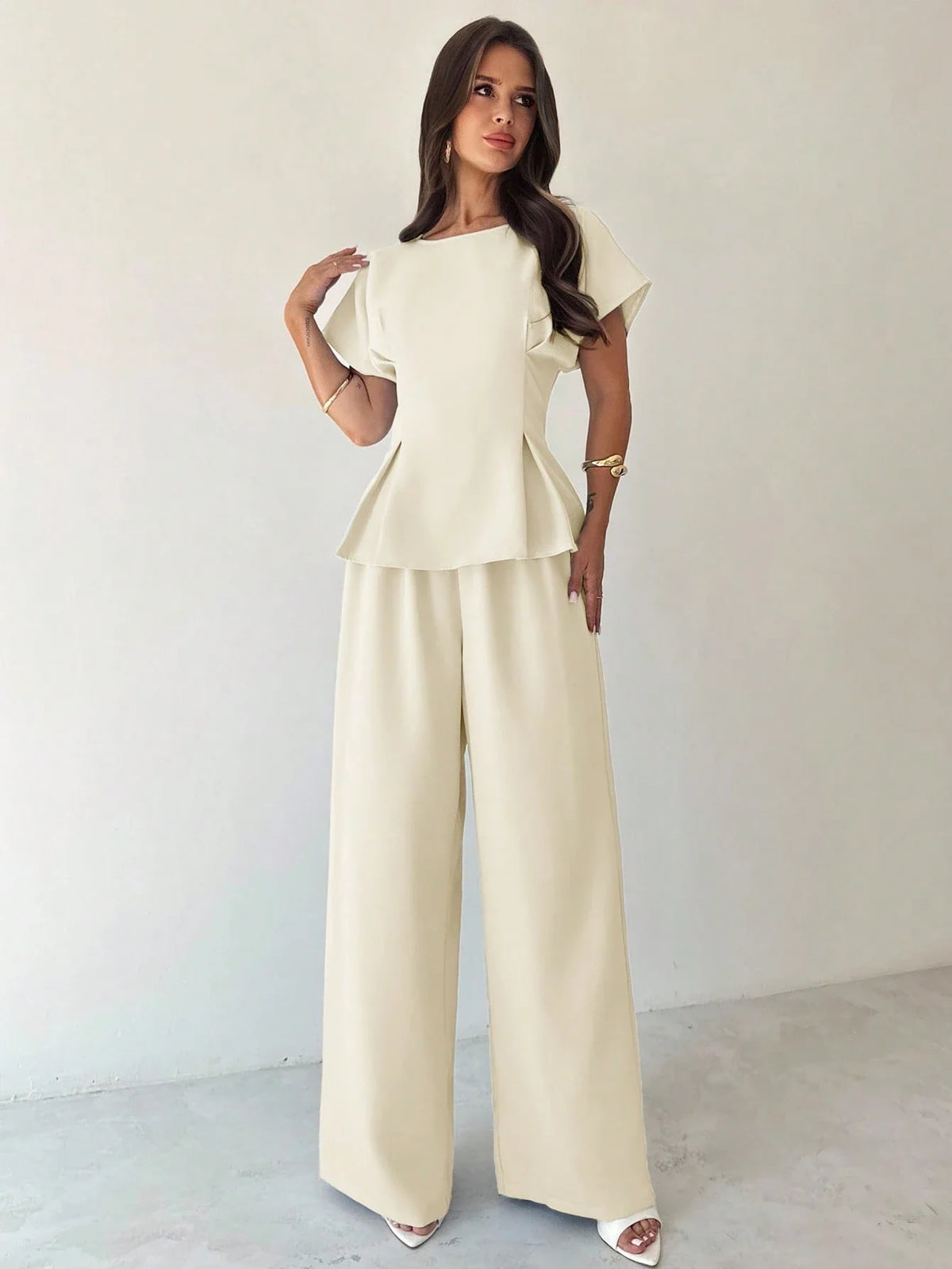 Conjunto Feminino Elegante com Blusa Acinturada e Calça Pantalona