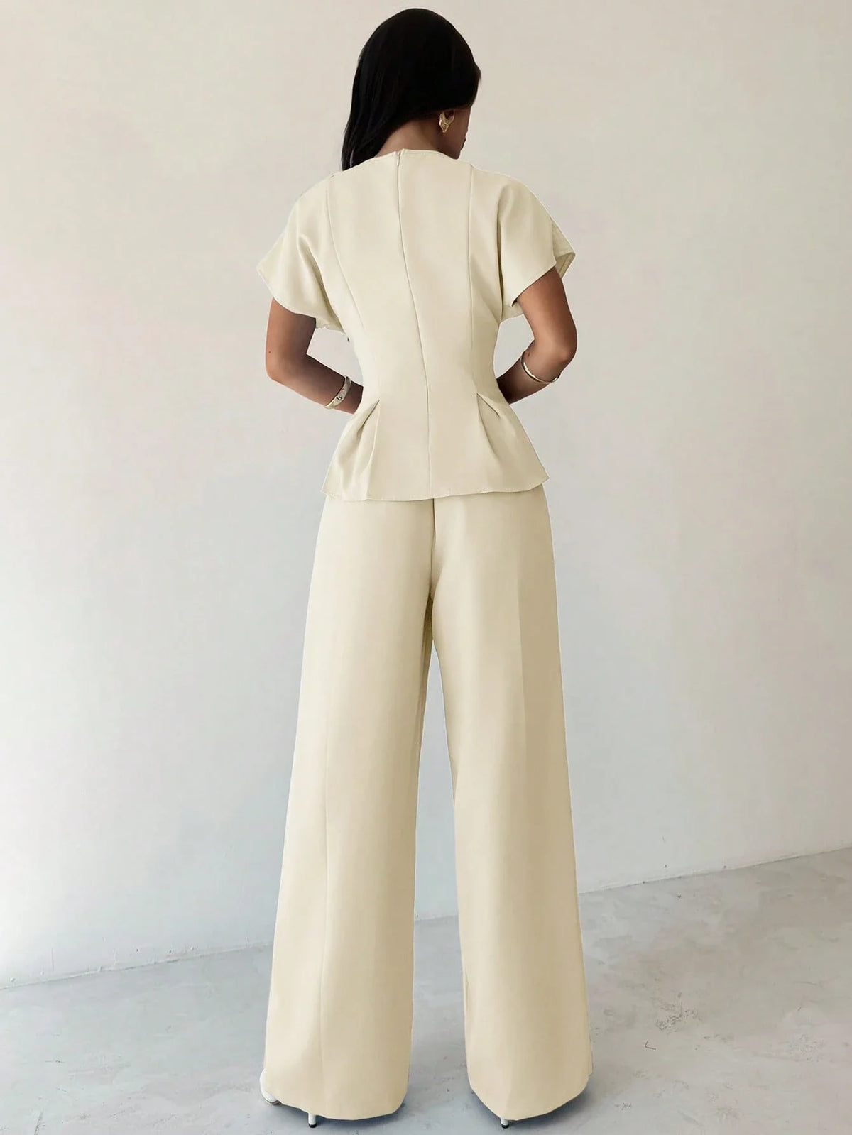 Conjunto Feminino Elegante com Blusa Acinturada e Calça Pantalona