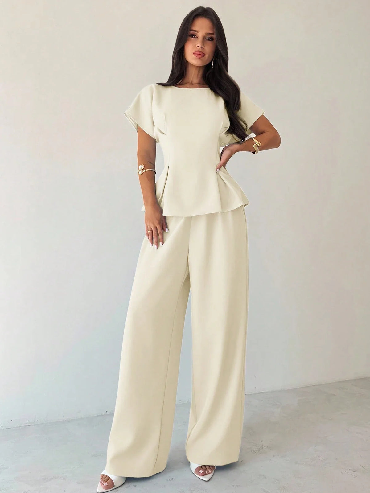 Conjunto Feminino Elegante com Blusa Acinturada e Calça Pantalona