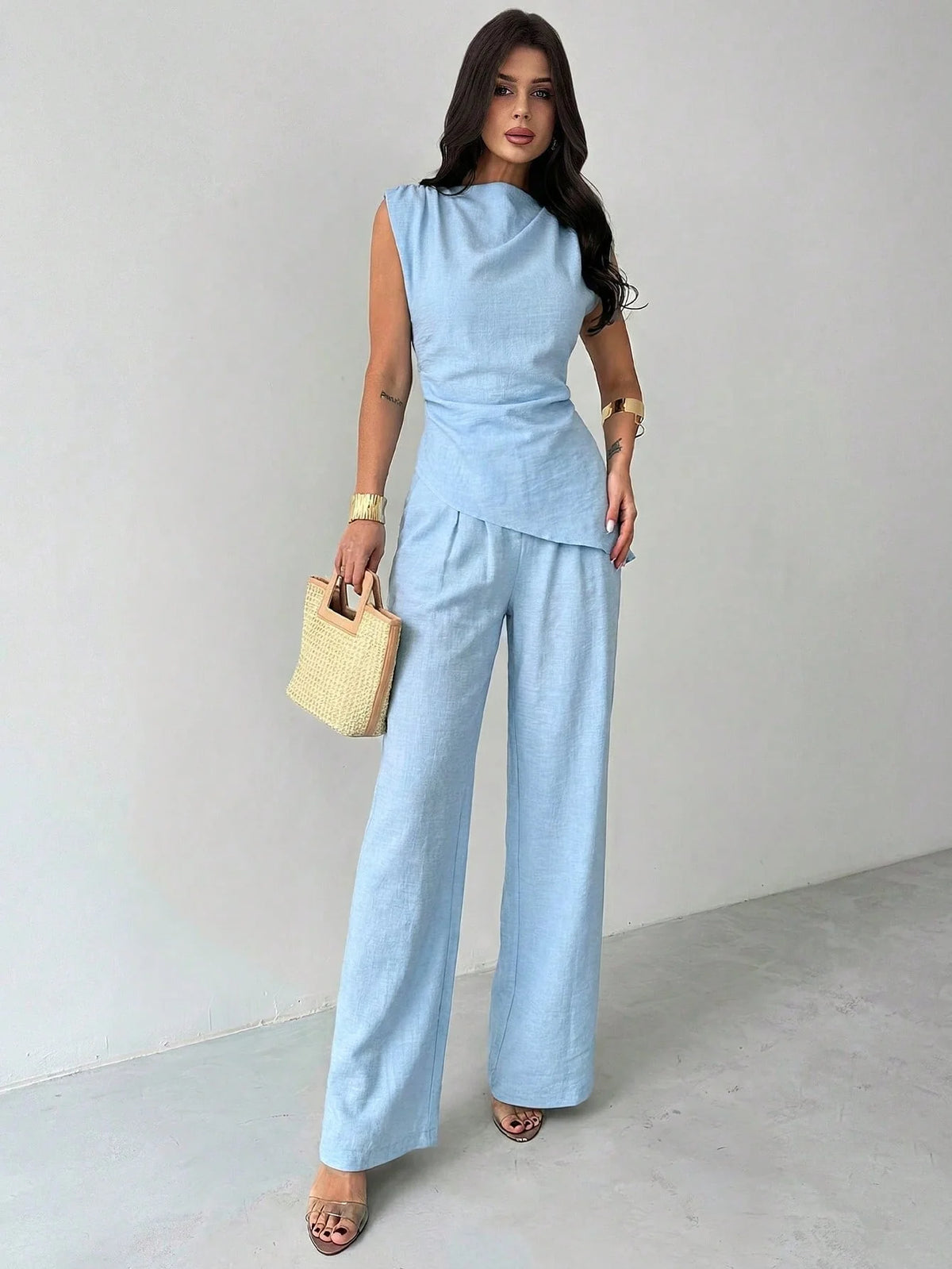 Conjunto Feminino Elegante com Blusa Assimétrica e Calça Pantalona