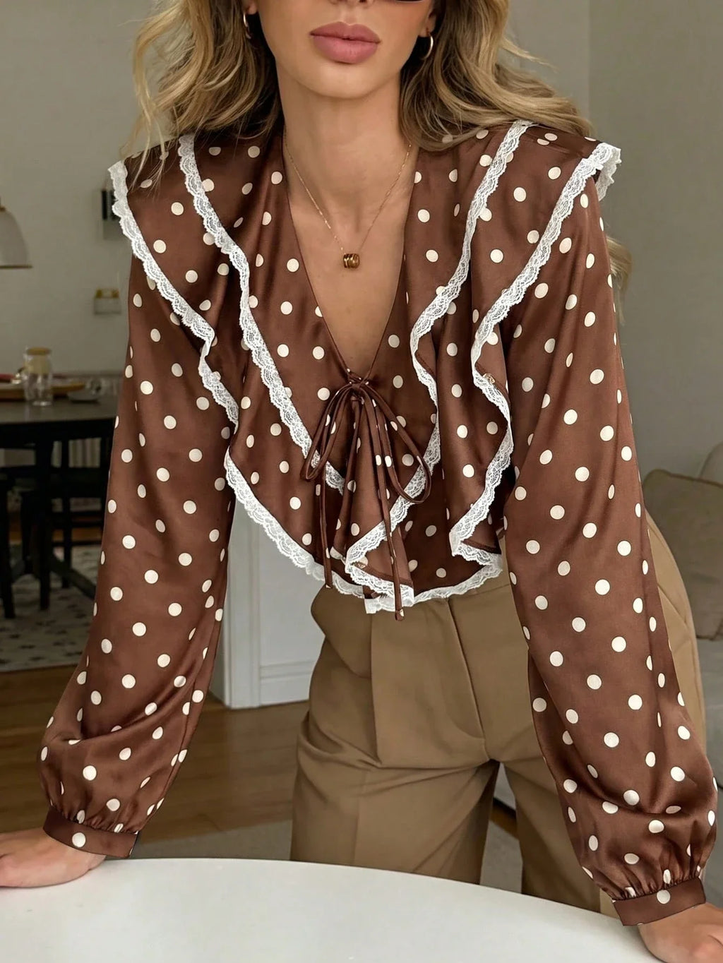 Camisa Feminina Elegante com Babado Poá