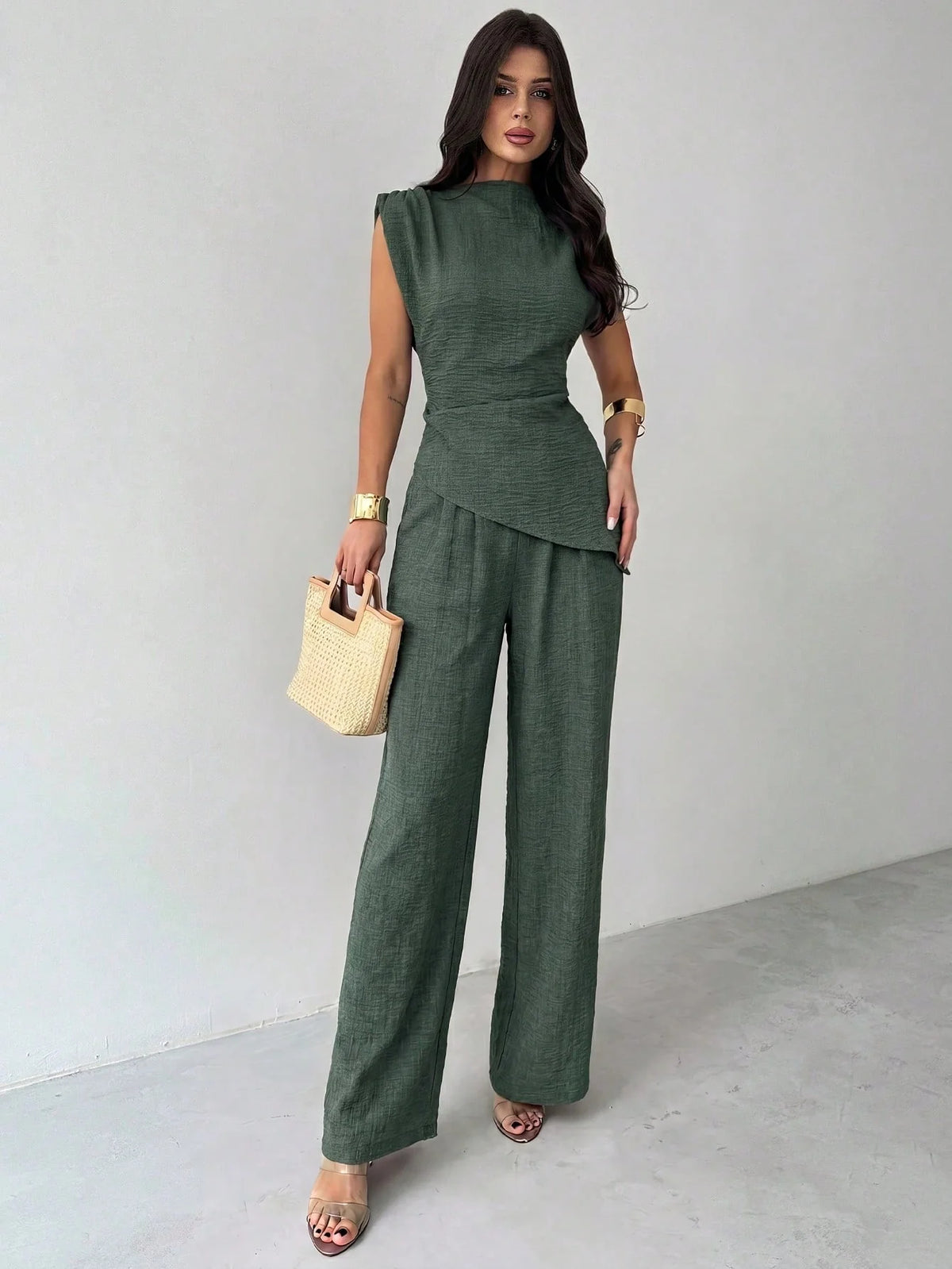 Conjunto Feminino Elegante com Blusa Assimétrica e Calça Pantalona