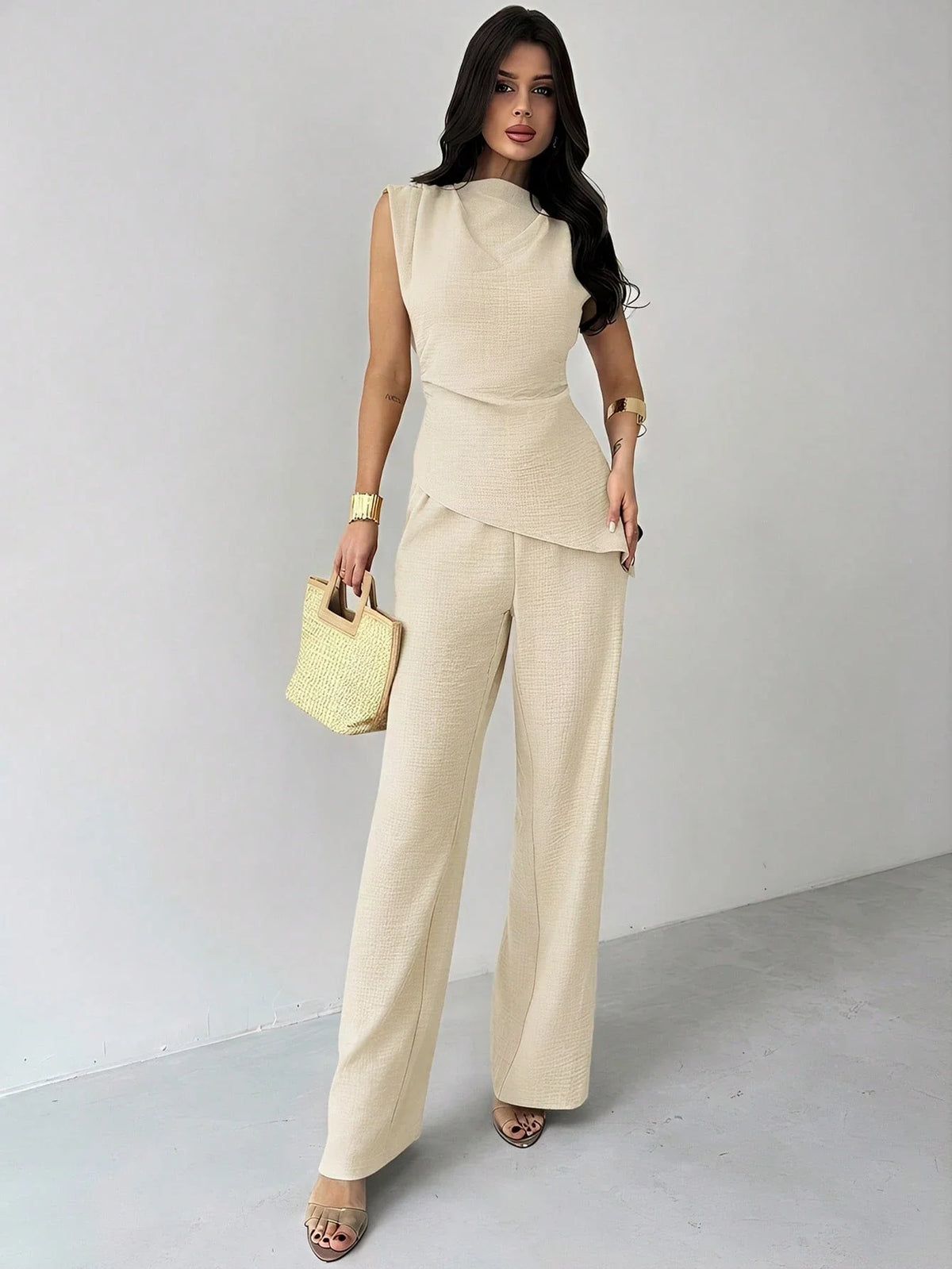 Conjunto Feminino Elegante com Blusa Assimétrica e Calça Pantalona