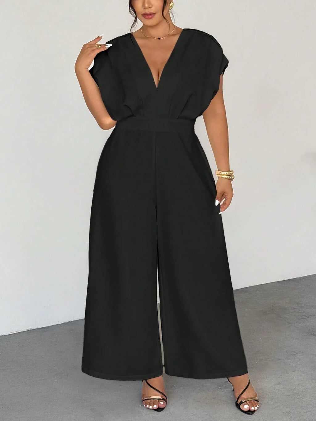 Macacão Plus Size Wide Leg Decote V Profundo