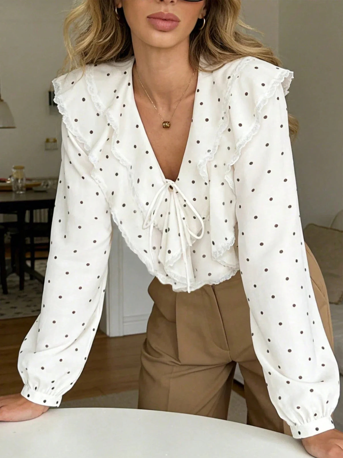 Camisa Feminina Elegante com Babado Poá