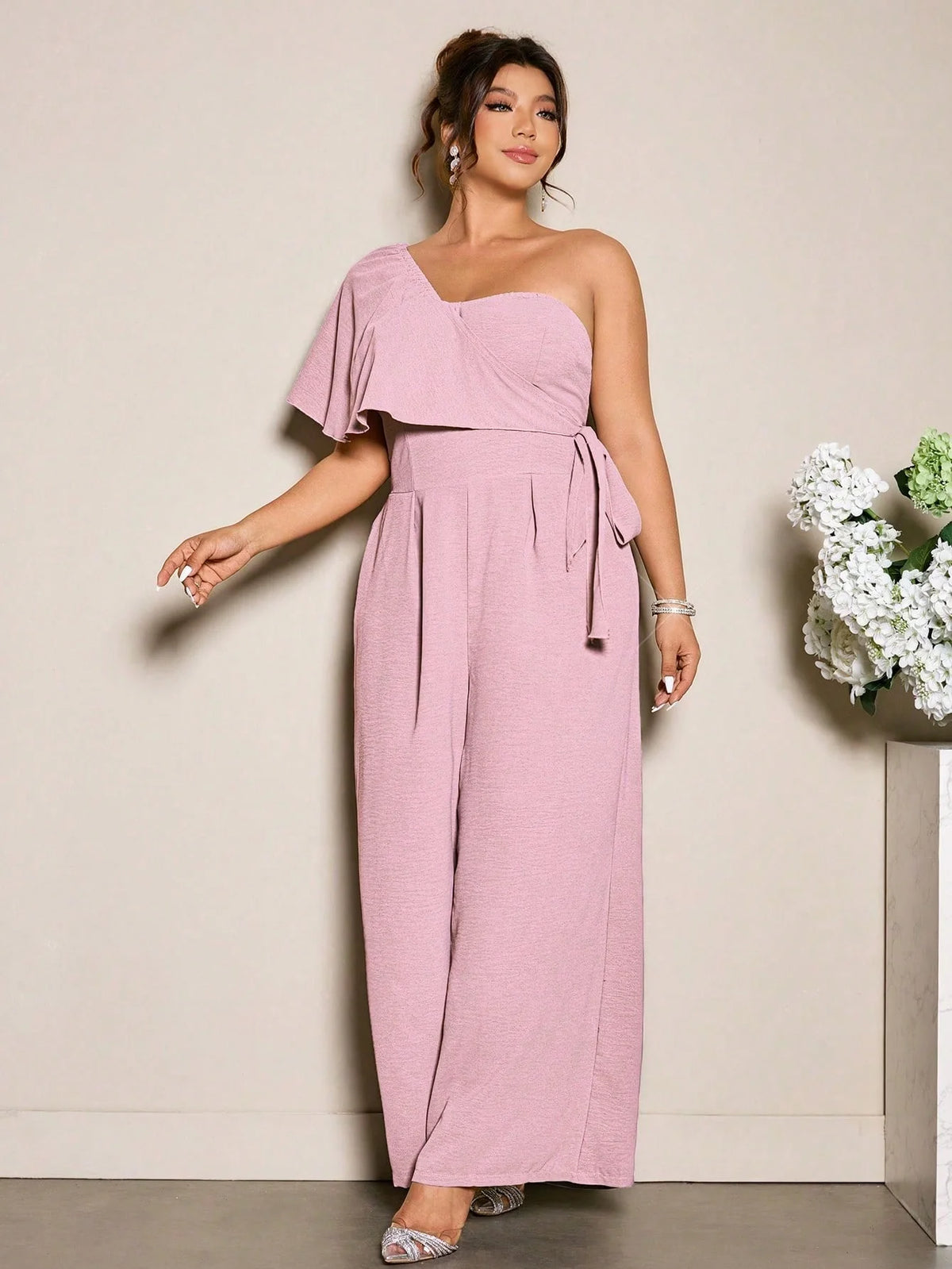 Macacão Plus Size Assimétrico Pantalona com Amarração na Cintura