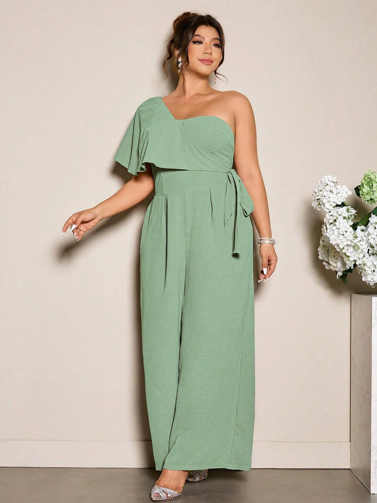 Macacão Plus Size Assimétrico Pantalona com Amarração na Cintura