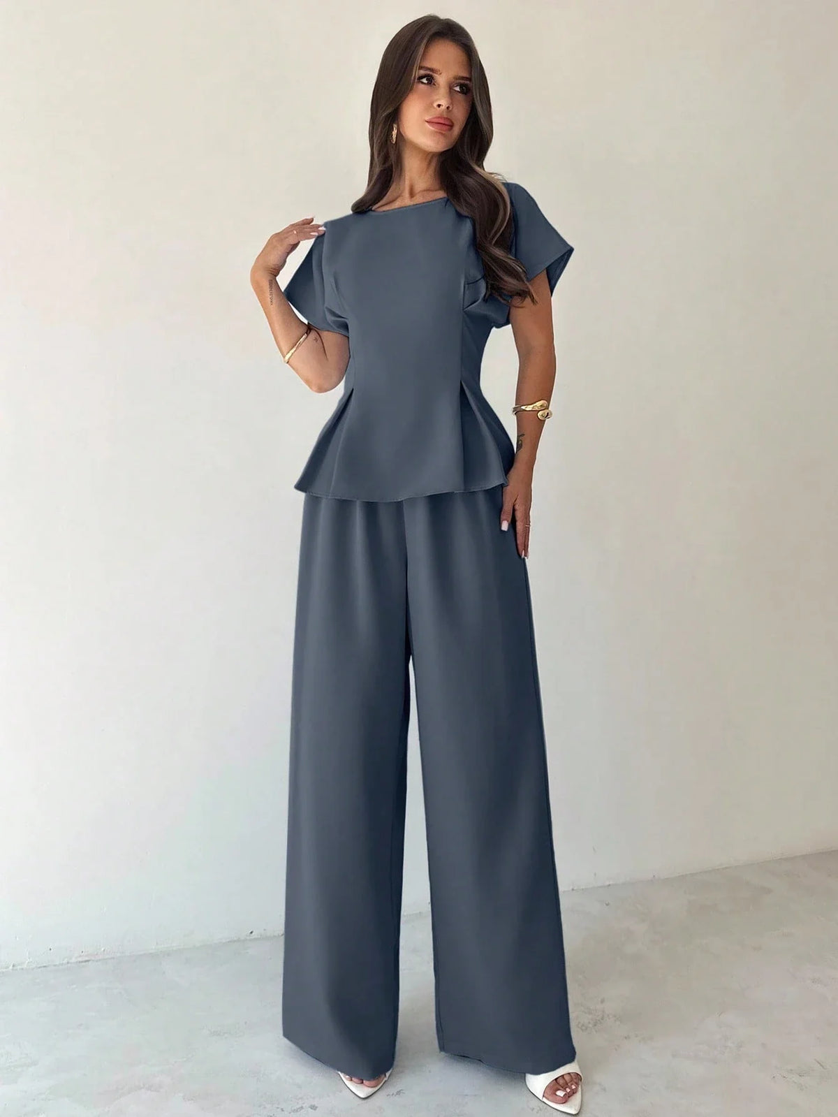 Conjunto Feminino Elegante com Blusa Acinturada e Calça Pantalona