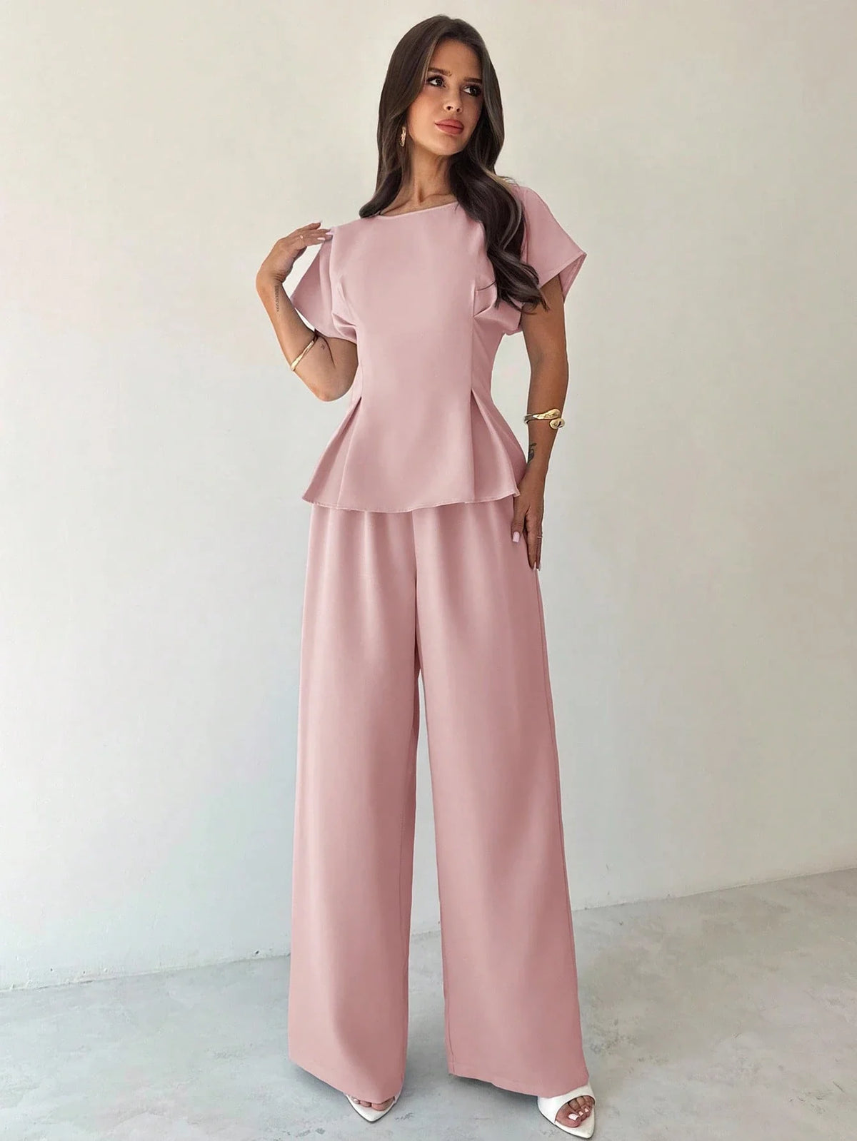 Conjunto Feminino Elegante com Blusa Acinturada e Calça Pantalona