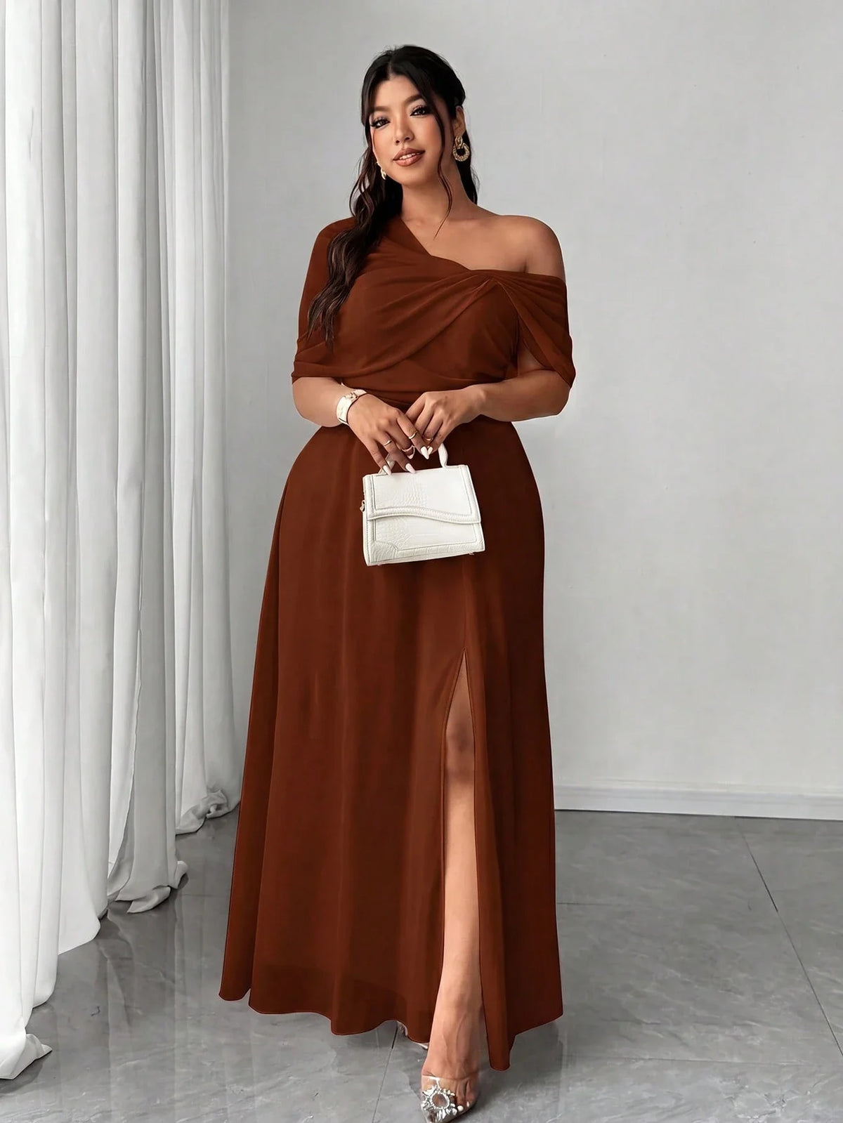 Vestido Longo Festa Convidada Plus Size Assimétrico em Chiffon com Fenda