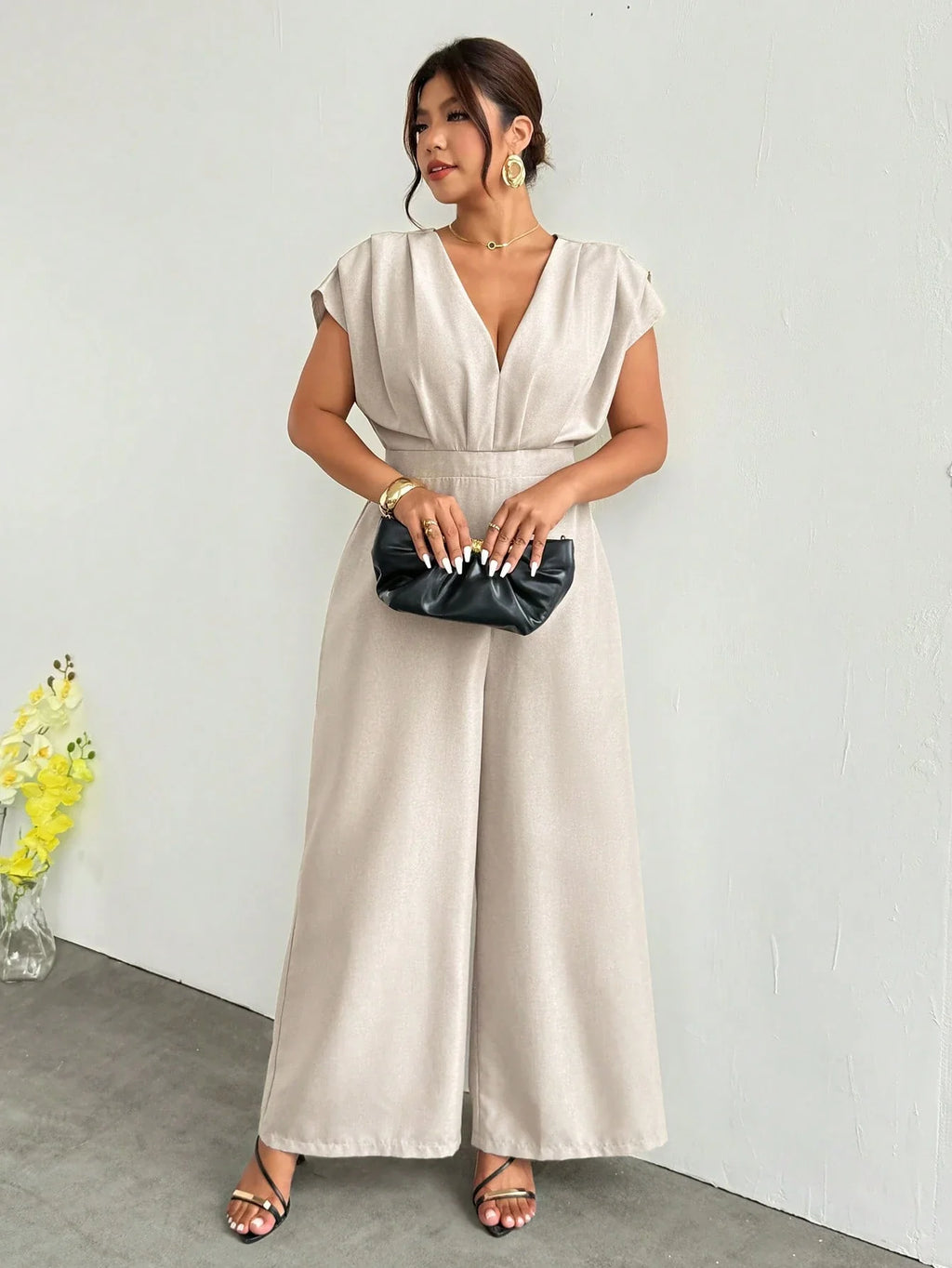 Macacão Plus Size Wide Leg Decote V Profundo