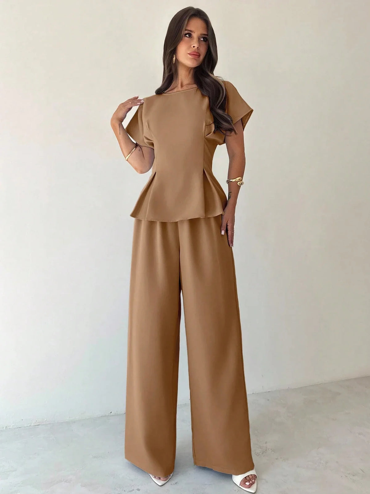 Conjunto Feminino Elegante com Blusa Acinturada e Calça Pantalona