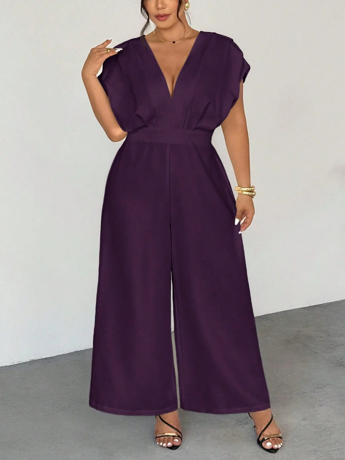 Macacão Plus Size Wide Leg Decote V Profundo