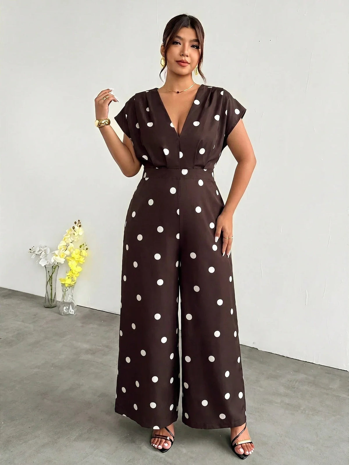 Macacão Plus Size Wide Leg Decote V Profundo